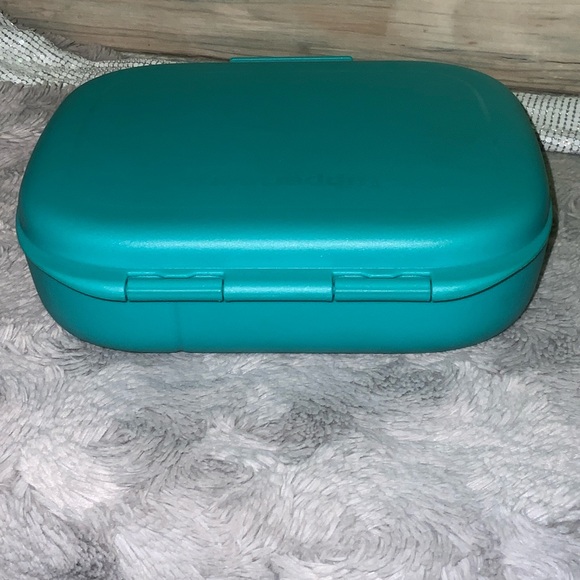 Tupperware Aqua Lunch Container - Picture 3 of 7